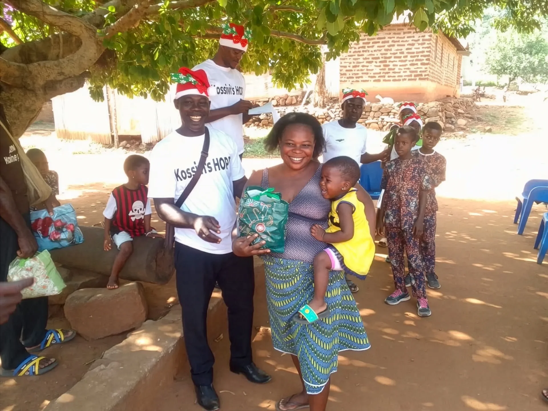 Weihnachtsaktion von Kossivi's HOPE – Geschenke verteilen